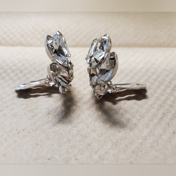 Albert Weiss Clear stones Clip-on Earrings - Picture 5 of 7